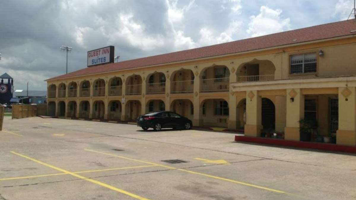 Guest Inn and Suites_6009 North Fwy Parking
