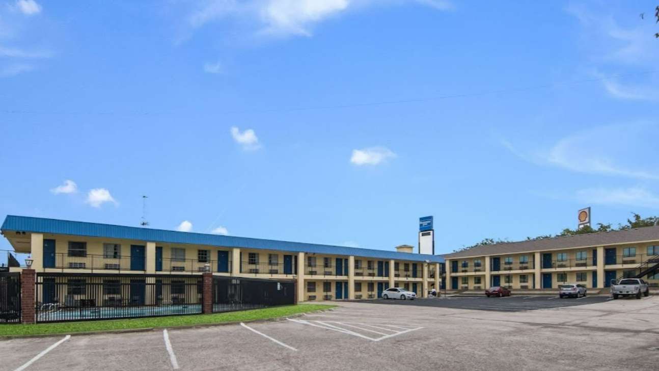 111 Interstate 20 Frontage Rd Parking