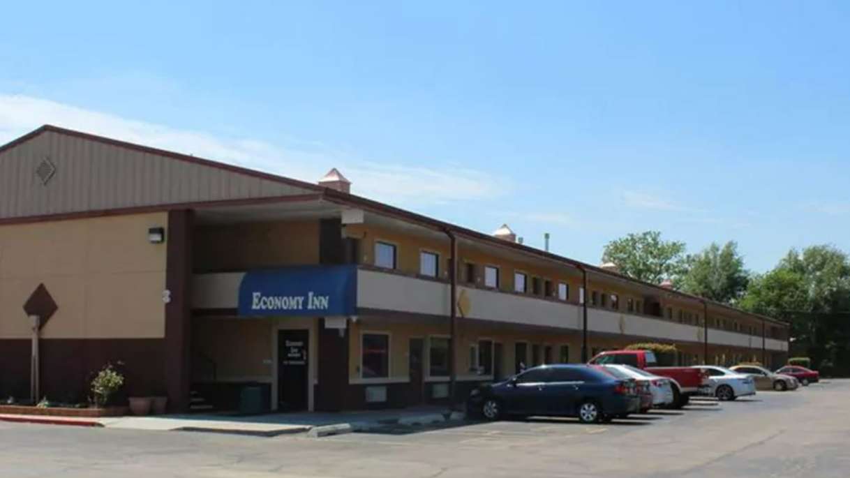Motel 6_12005 N I 35 Service Rd Parking
