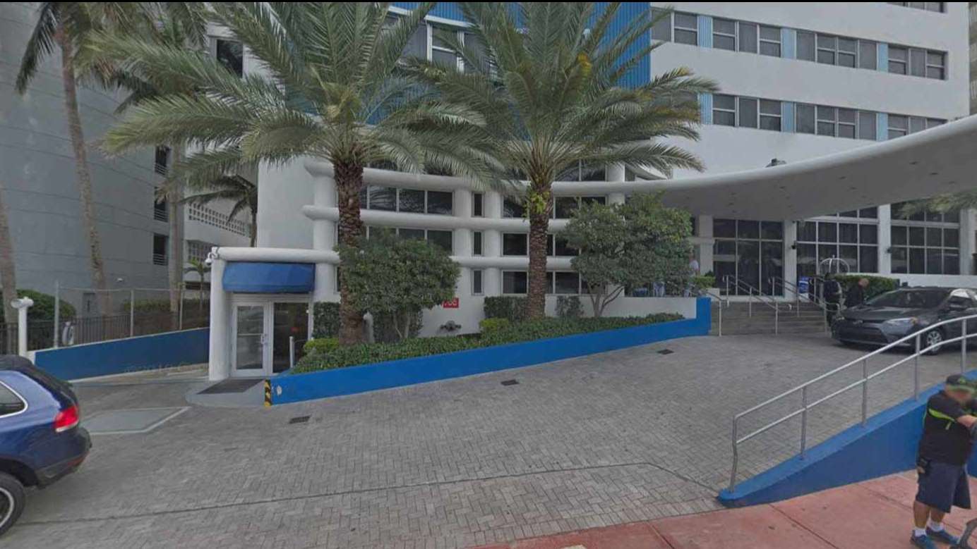 6261 Collins Ave Parking