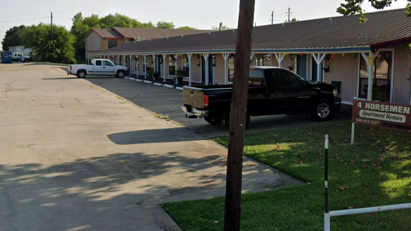 1301 N Hwy 377 Parking