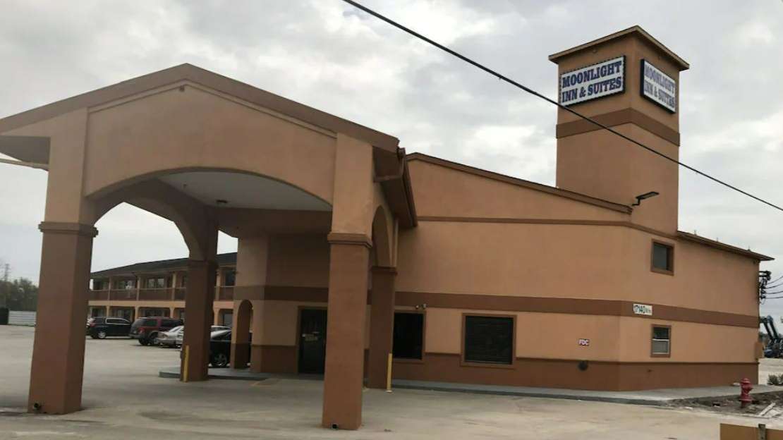 Moonlight Inn & Suites_17140 Northwest Fwy Parking