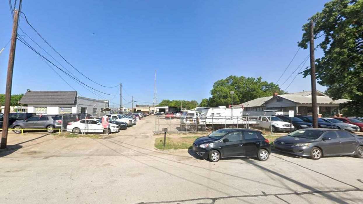 306 N Pecan St Parking