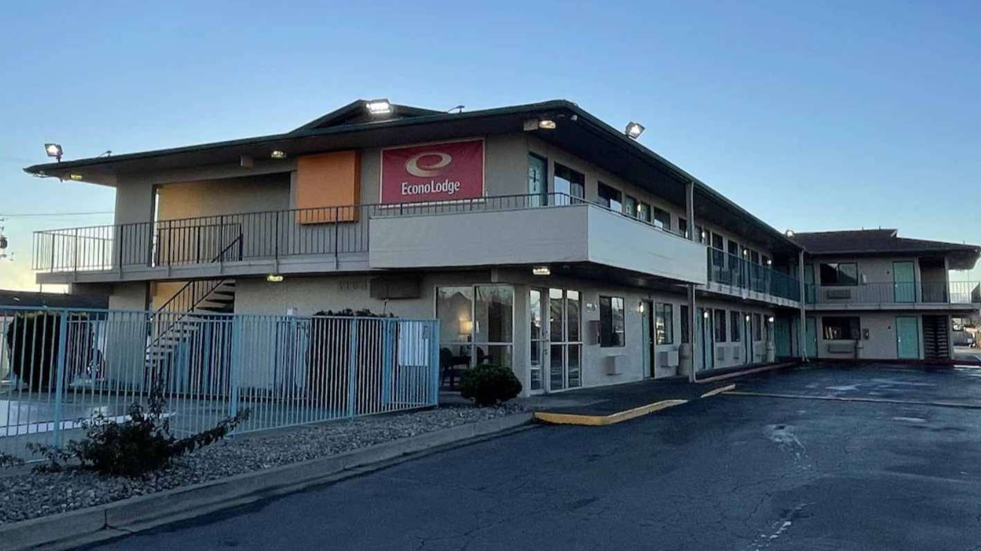 1104 N 1st St (Econo Lodge) Parking