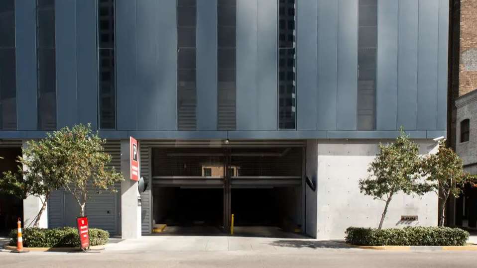 930 Poydras St Parking P101