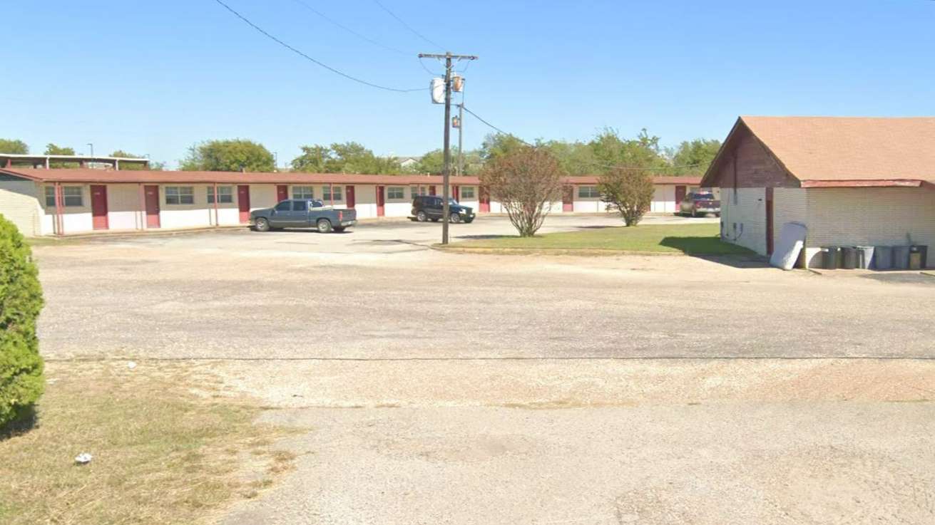 3900 N Fwy Service Rd Parking