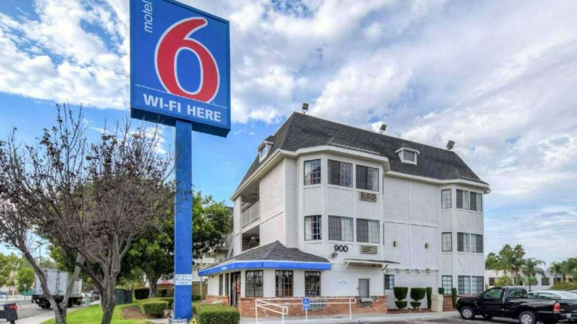 900 N Quince St (Motel 6 ) Parking