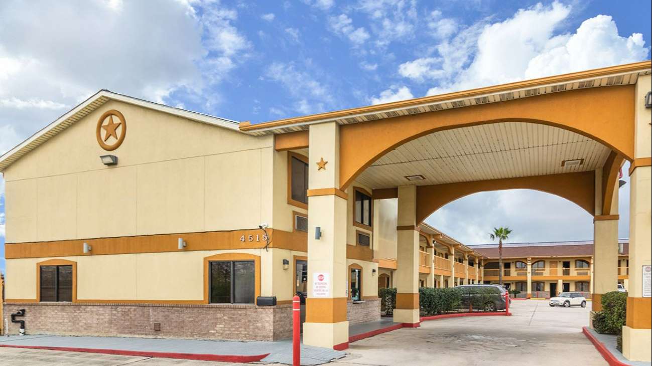 Americas Best Value Inn 4515 Airline Dr Garage