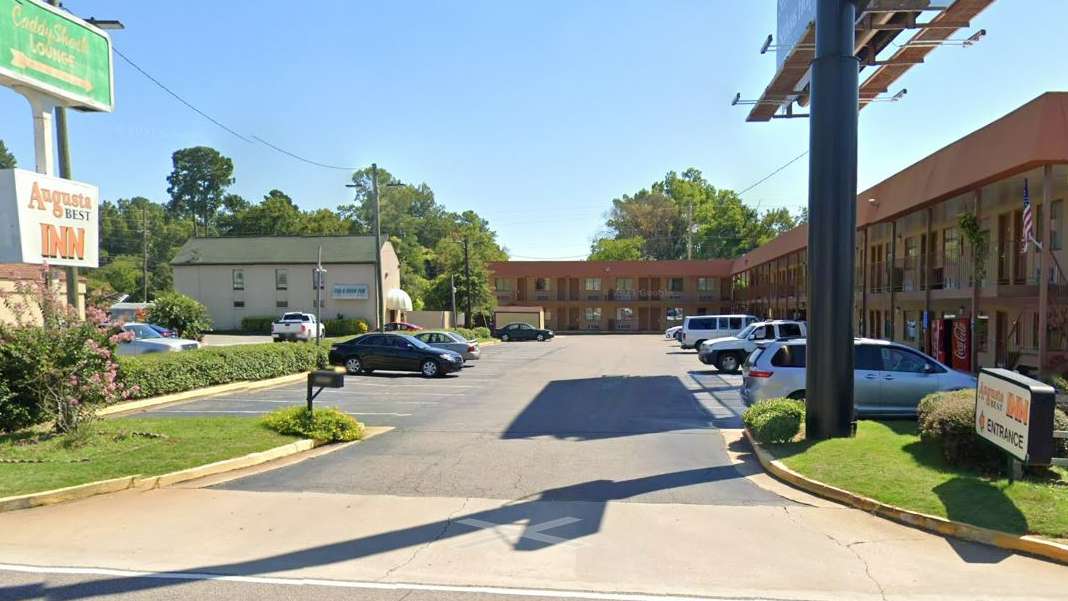 2852 Washington Rd Parking