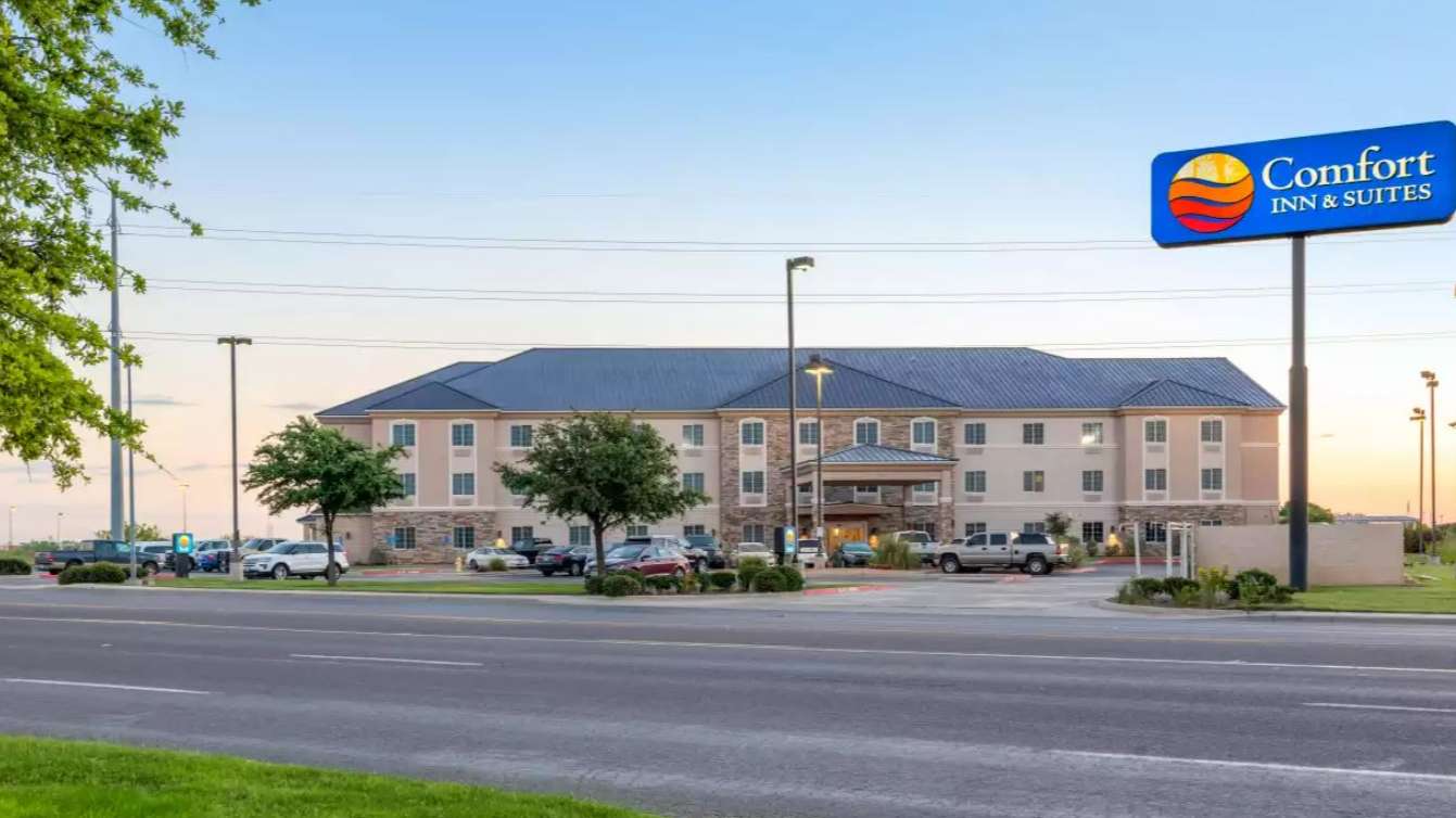 Comfort Inn and Suites Odessa - 801 S Jbs Pkwy Garage