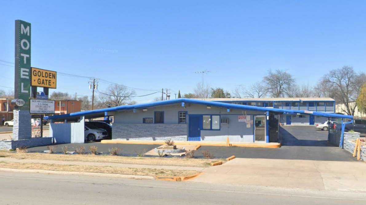Golden Gate Motel - 7516 Camp Bowie W Blvd Garage