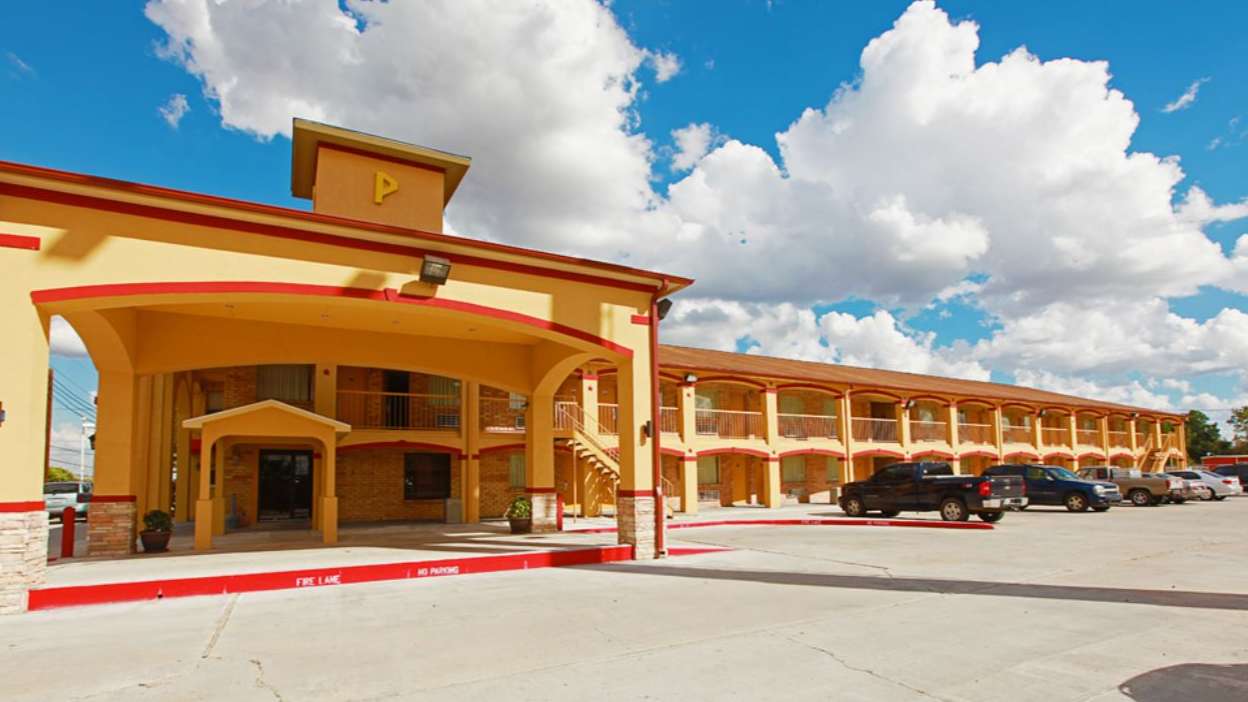 Executive Inn-26035 Southwest Fwy Garage