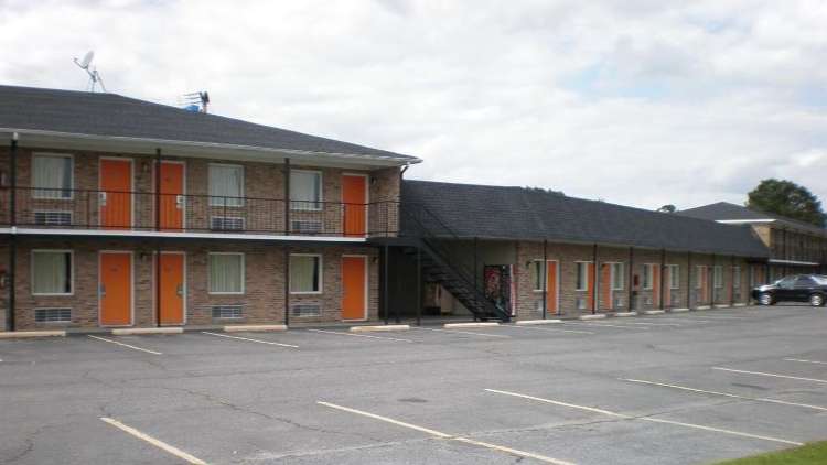 Knights Inn - 114 Winningham Rd Garage
