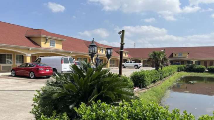  Deluxe Inn & Suites 15830 E Freeway Service Rd Garage