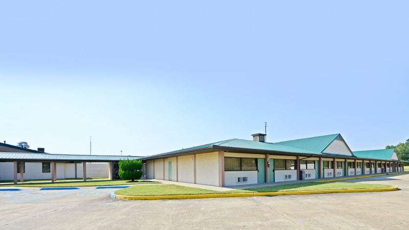 Americas Best Value Inn - 801 E Commerce St Garage