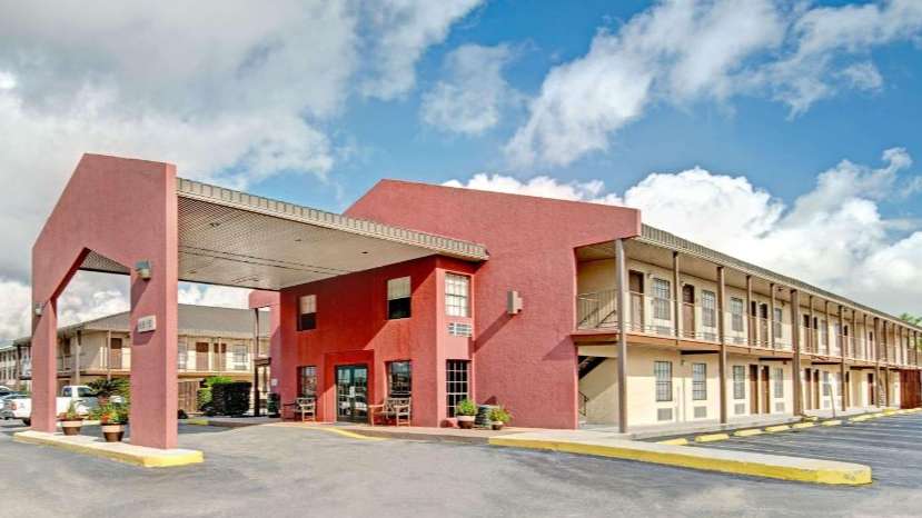 Days Inn - 6815 W US Hwy 90 Garage
