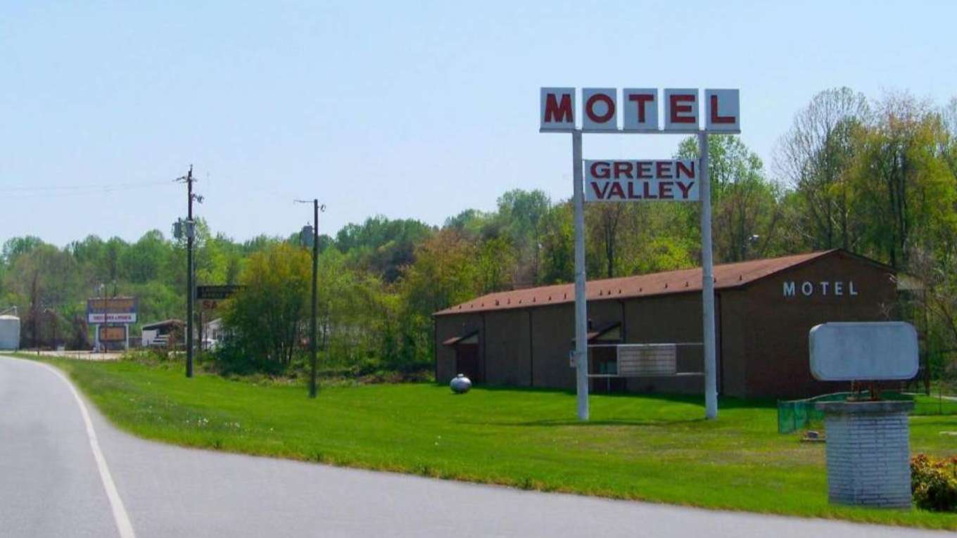 Green Valley Motel - 4170 Patterson Ave Garage