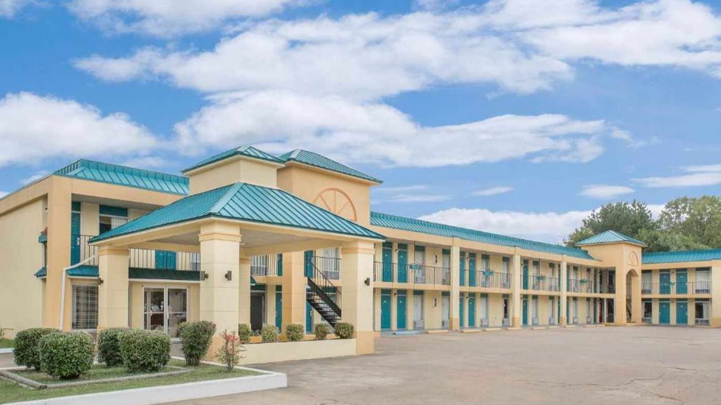 Americas Best Value Inn - 1000 Veterans Memorial Dr Garage