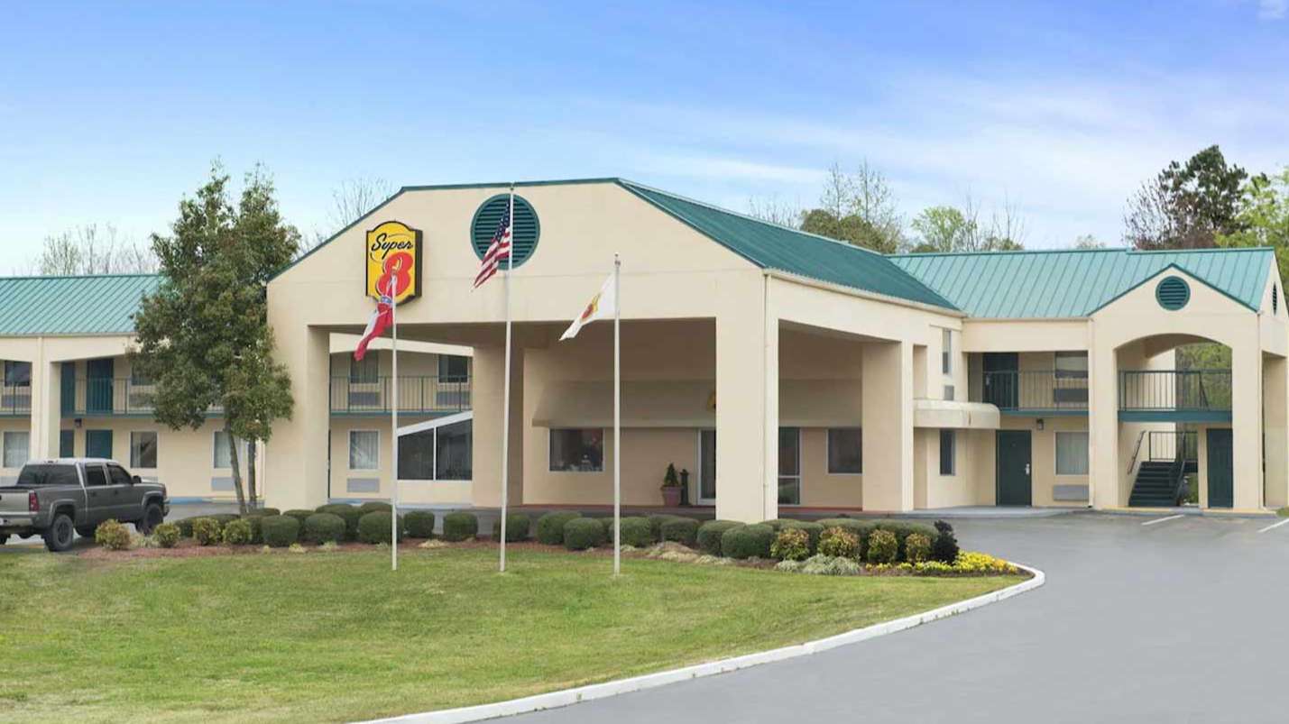 Super 8 by Wyndham - 124 Highway 11 and 80 Garage