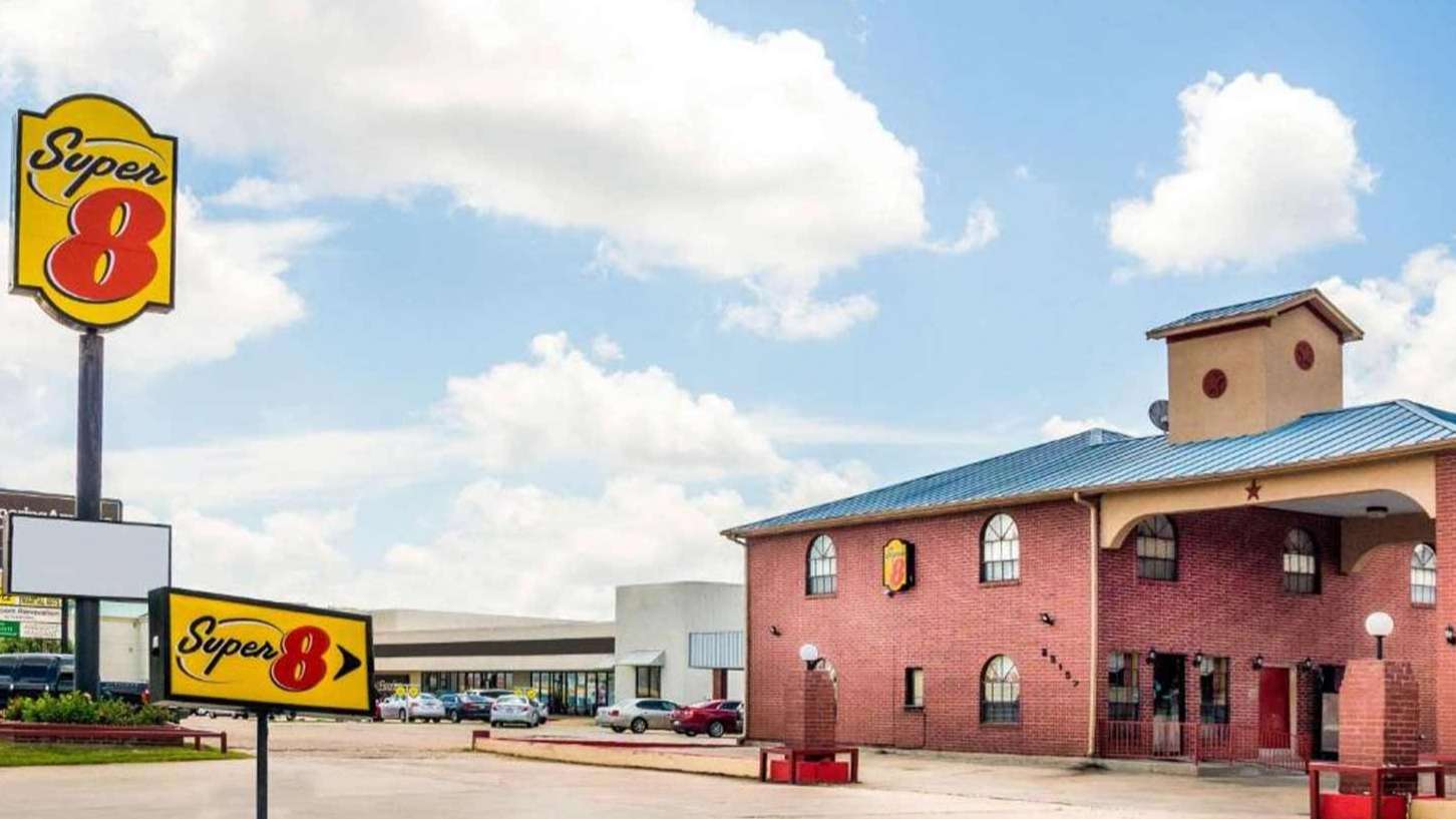 Super 8 by Wyndham - 22157 Katy Fwy Garage