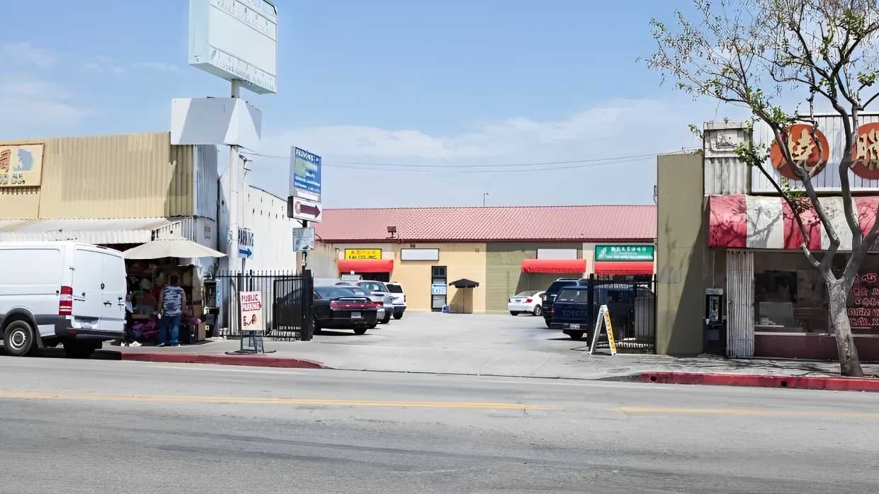 727 N Broadway Parking