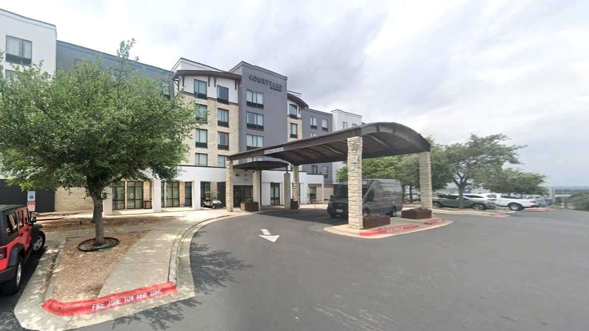 Courtyard by Marriott AUS Airport Parking