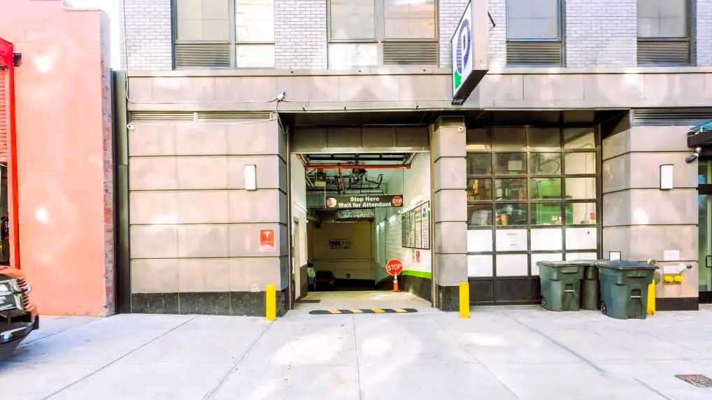 210 E 121st St Parking