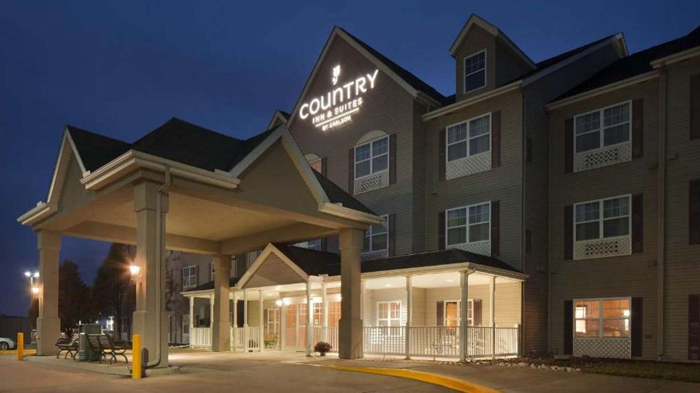 Country Inn and Suites - 602 W Marketview Dr Garage