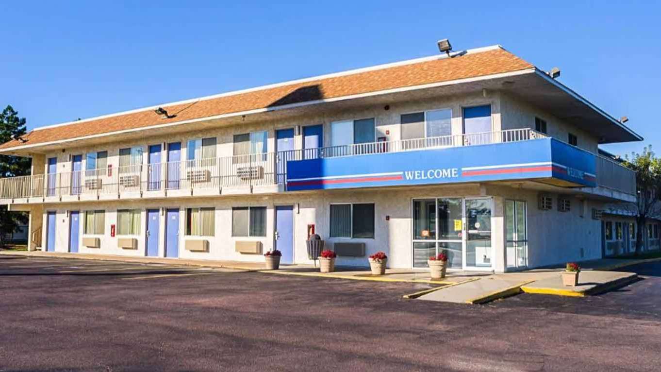  Motel 6	- 1309 S Ohlman St Garage