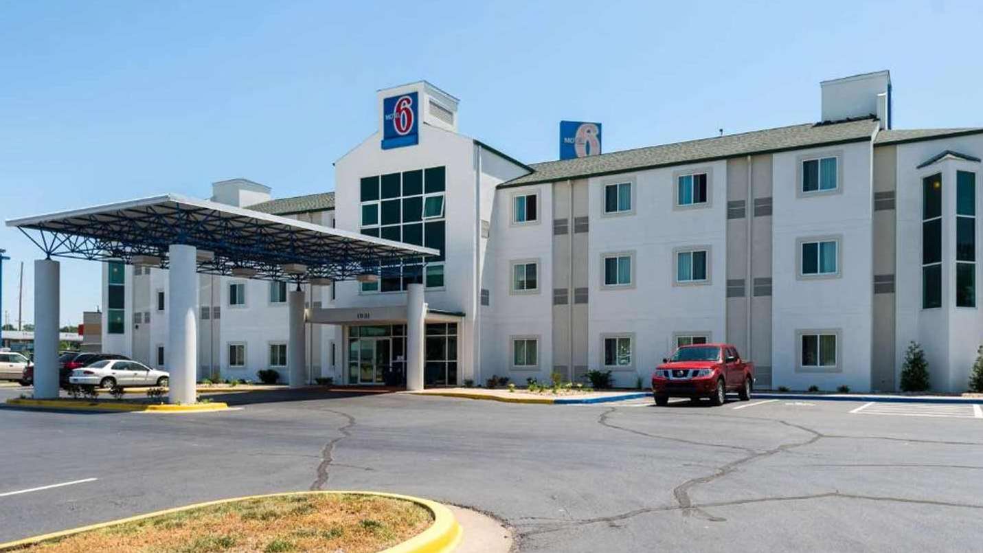 Motel 6 - 1931 Lacy Dr Garage