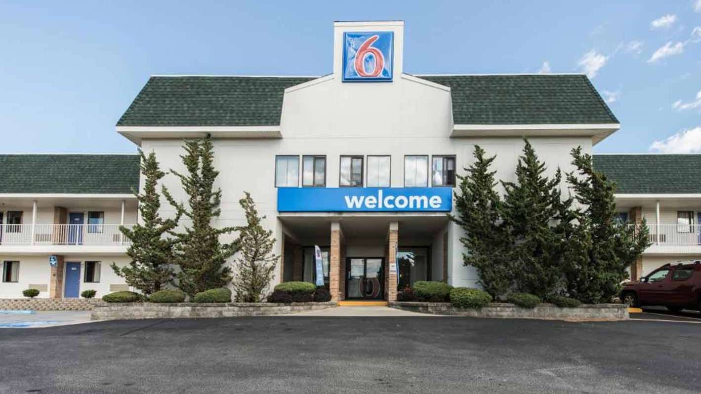 Motel 6 - 269 Flanders Rd Garage