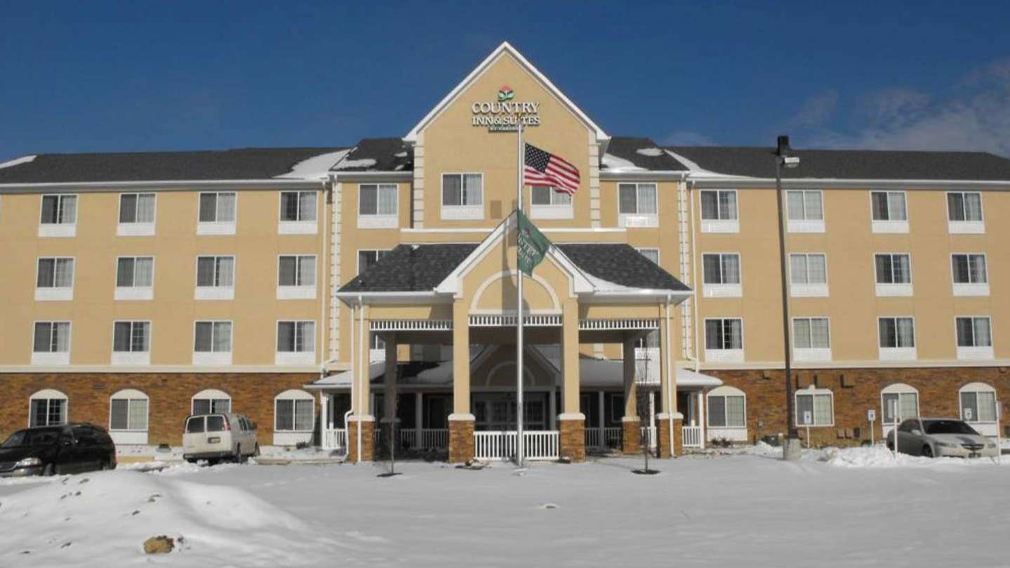 Country Inn and Suites - 245 Meadowlands Blvd Garage