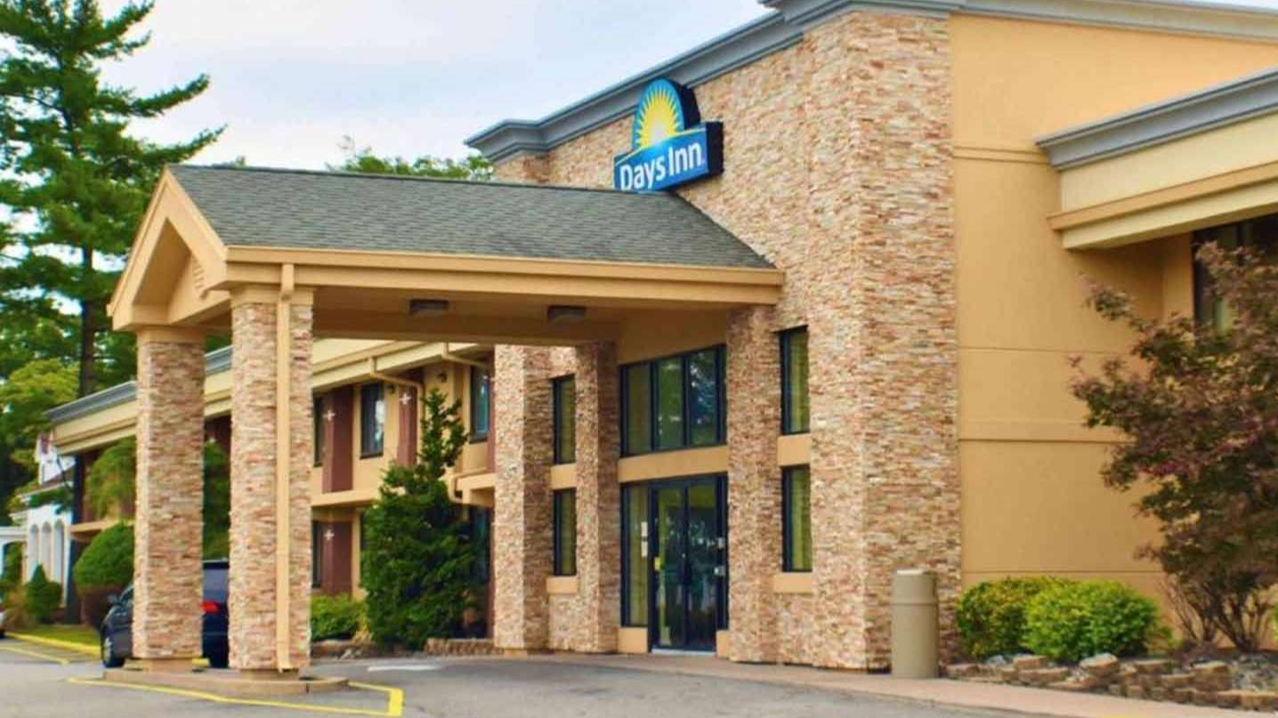 Days Inn by Wyndham - 1850 NJ-23 Garage