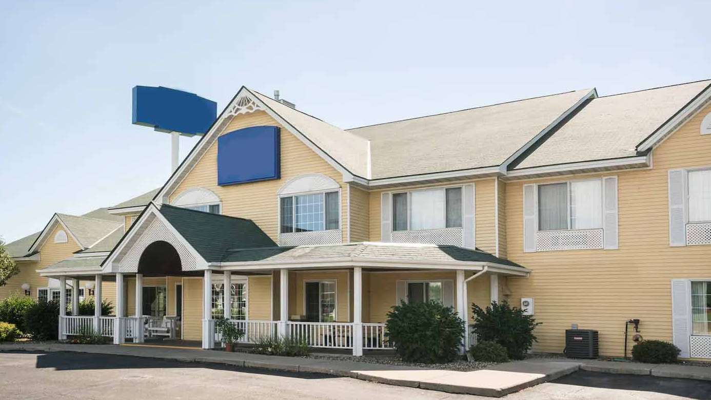 Country Inn and Suites - 820 Shamrock Ln Garage