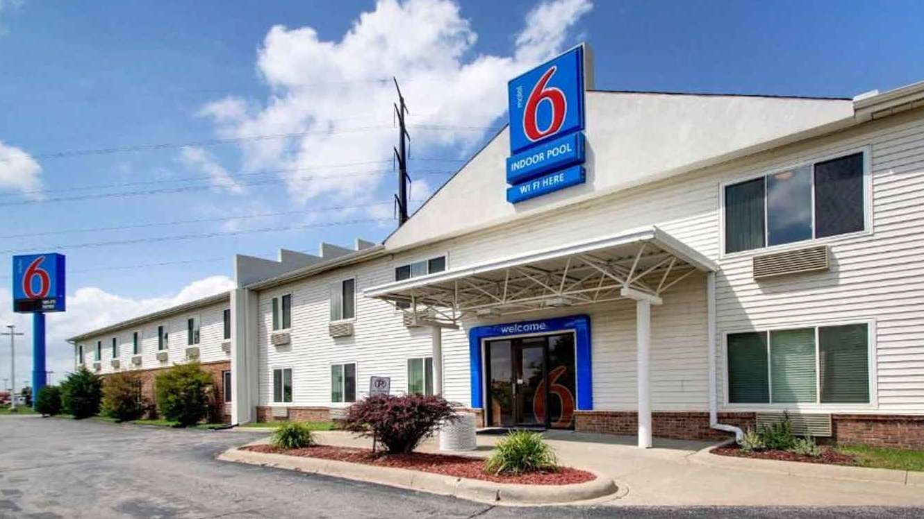 Motel 6 - 3225 Adventureland Dr Garage