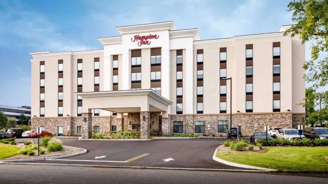 Hampton Inn - 625 From Rd Garage