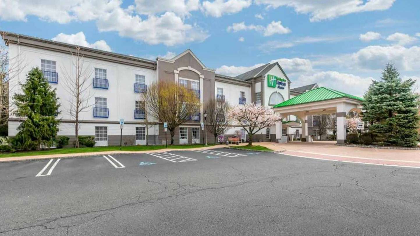Holiday Inn Express and Suites - 176 Howard Blvd Garage