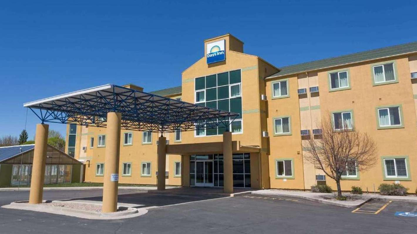 Days Inn - 1092 W Highway 40 Garage