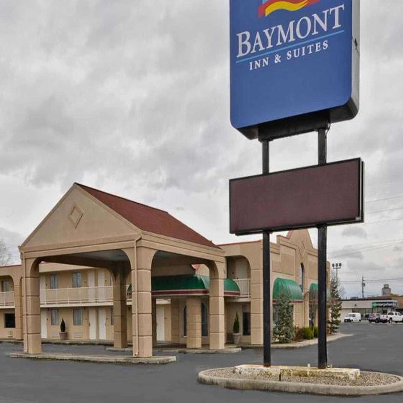 Baymont by Wyndham - 1711 Cleveland Rd W Garage