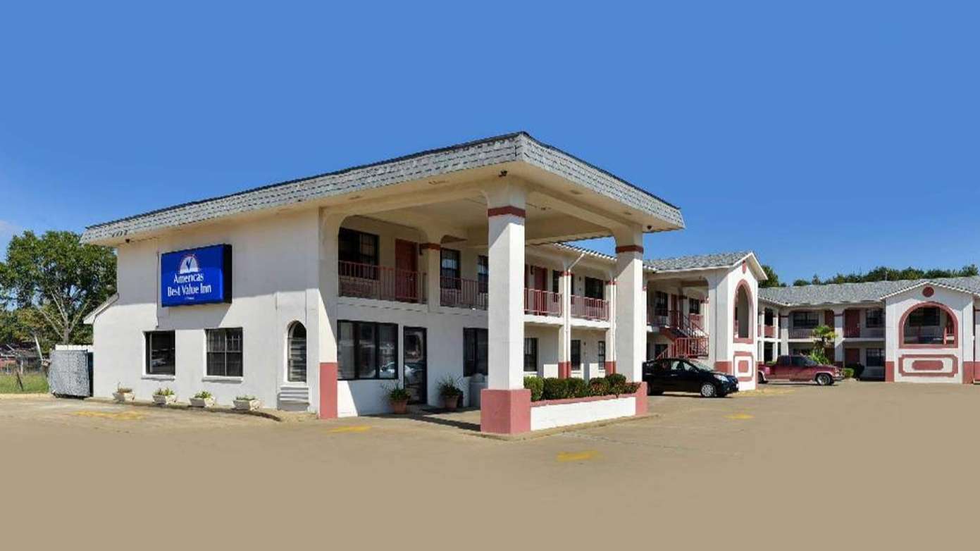 Americas Best Value Inn - 2915 St Paul S Garage