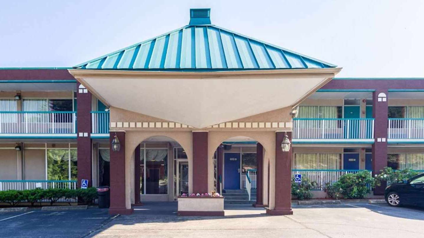 Motel 6 - 404 Bridge St Garage