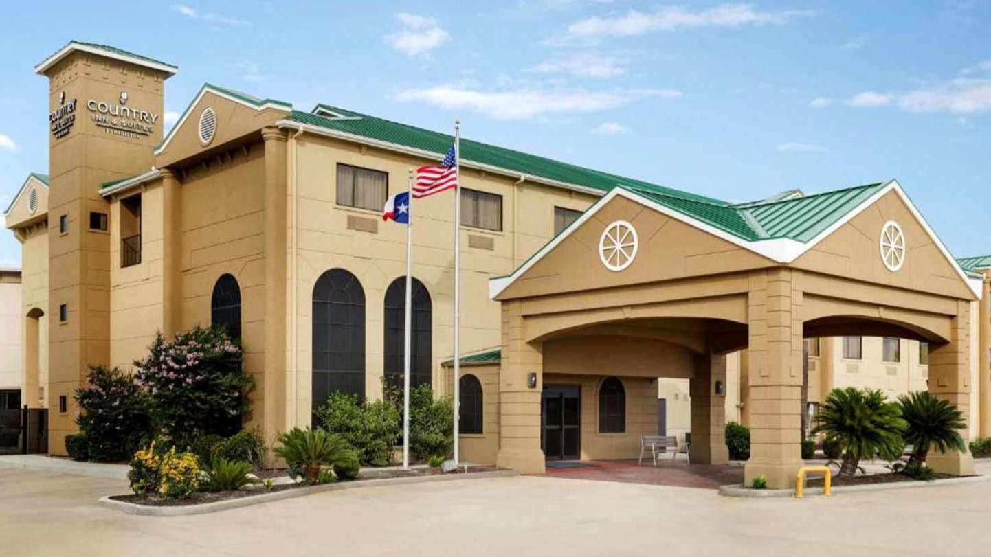 Country Inn & Suites - 12915 FM 1960 Road West Garage