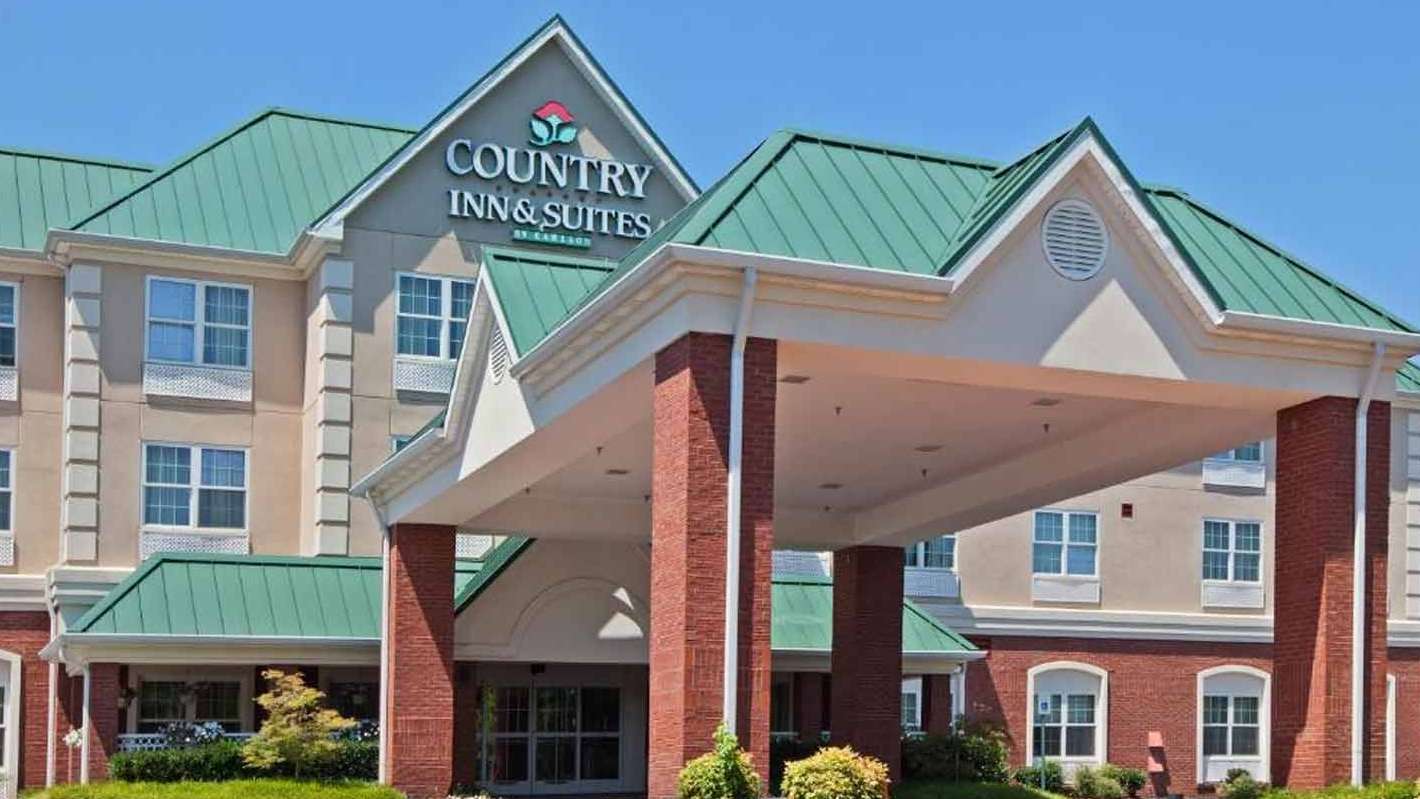 Country Inn and Suites - 805 N Campbell Station Rd Garage