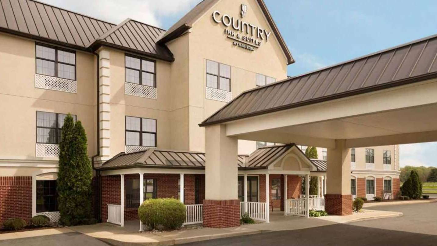 Country Inn & Suites - 1804 Sweetbay Dr Garage