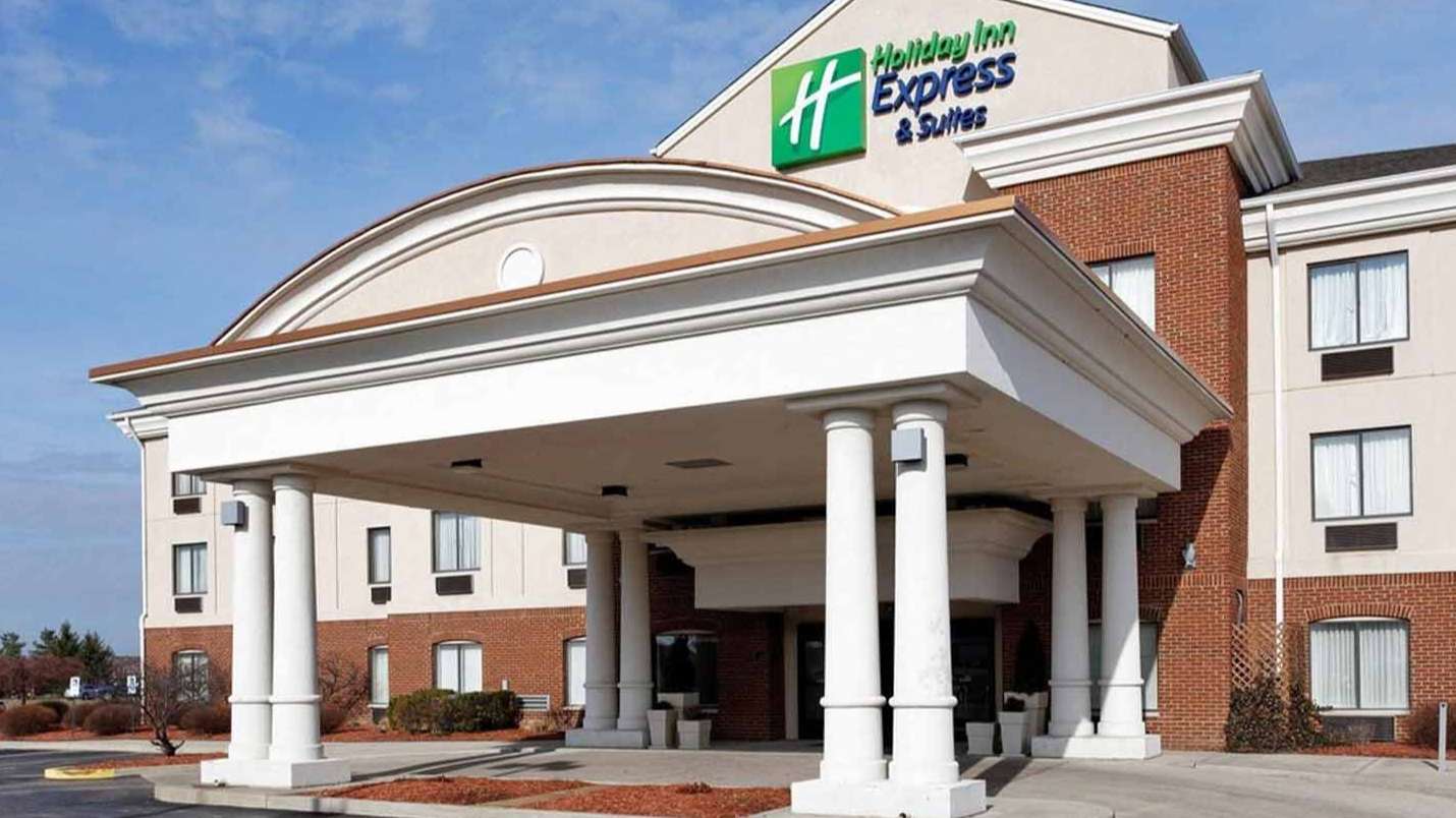 Holiday Express and Suites - 1861 Riverway Dr Garage