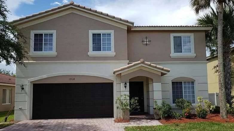 1914 Newport Isles Blvd Garage