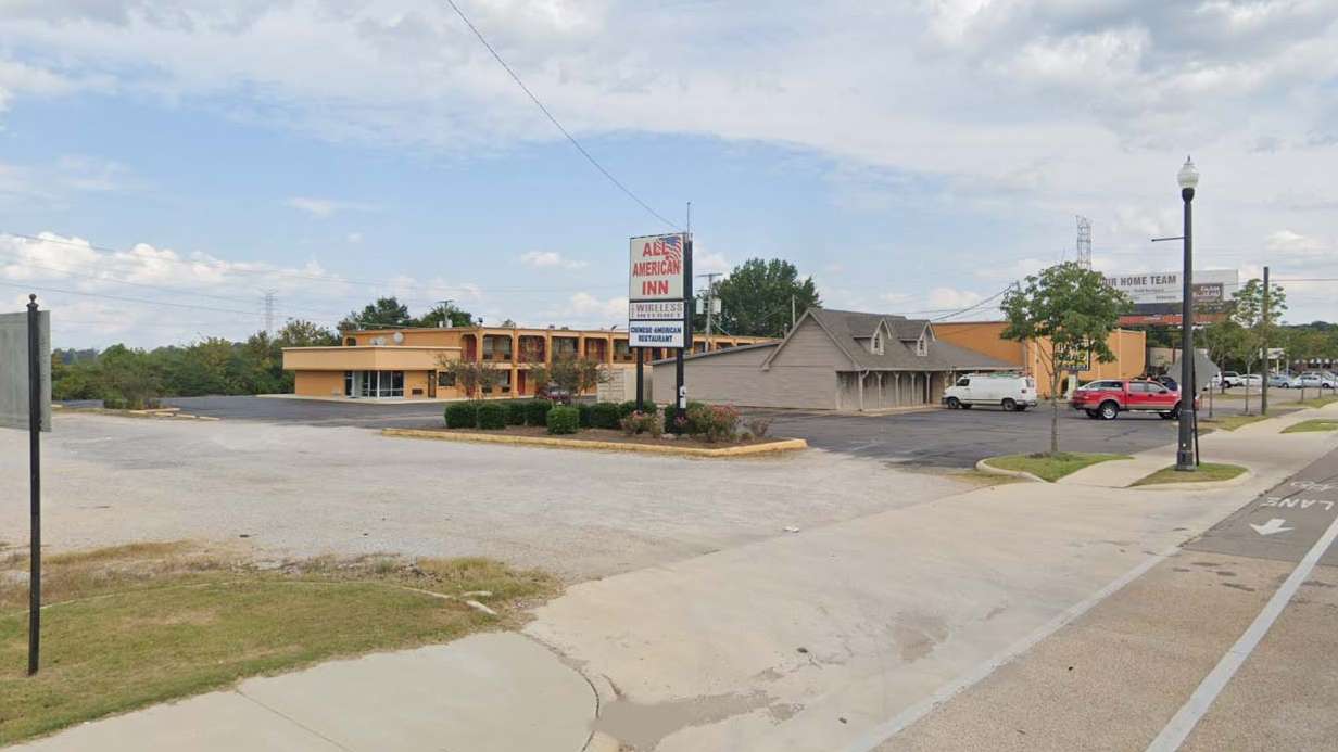 All American Coliseum Motel - 767 E Main St Garage