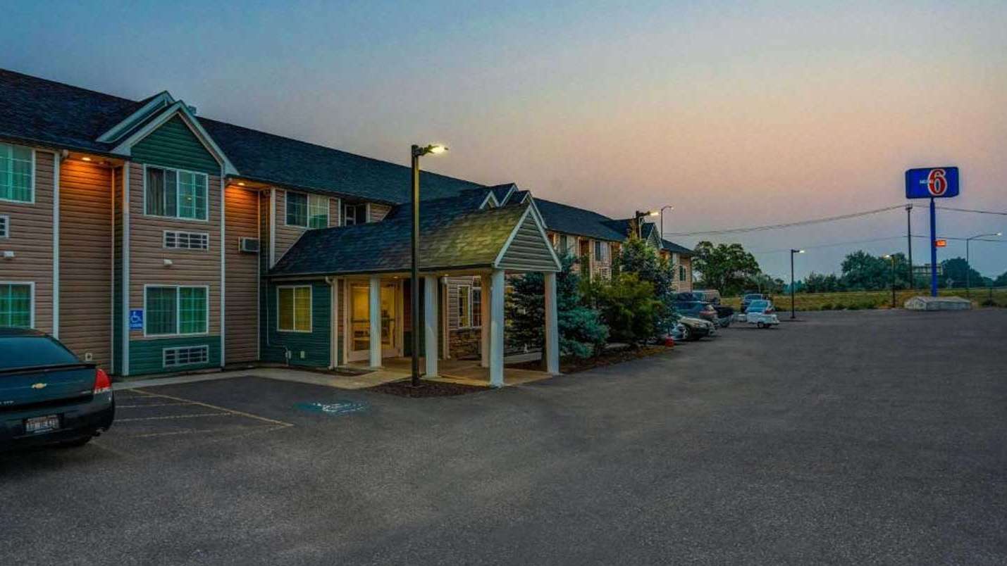 Motel 6 - 1100 Lindsay Blvd Garage