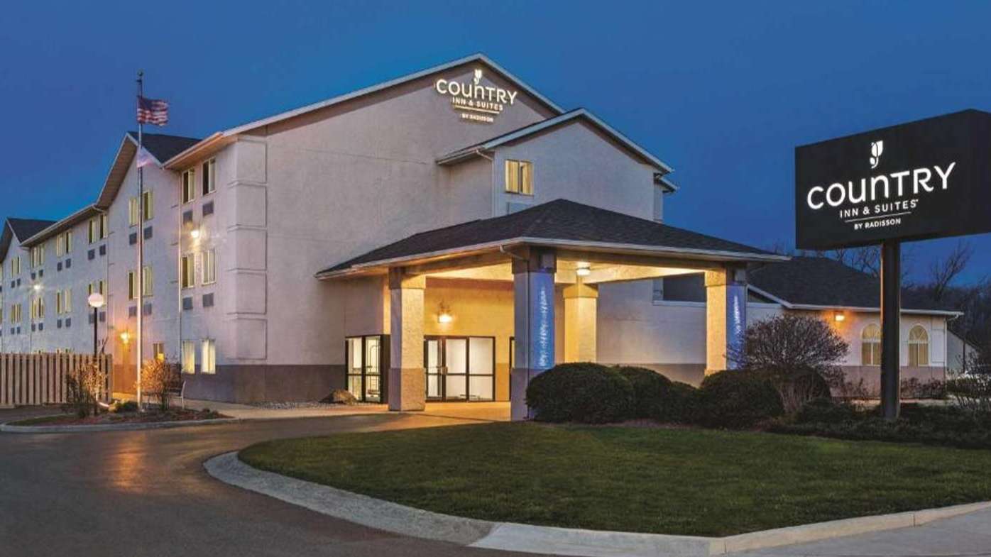 Country Inn and Suites - 404 Touring Drive Garage