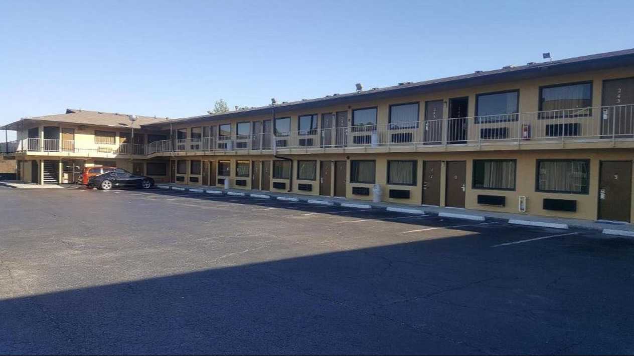 Americas Best Inn MCN Airport Parking